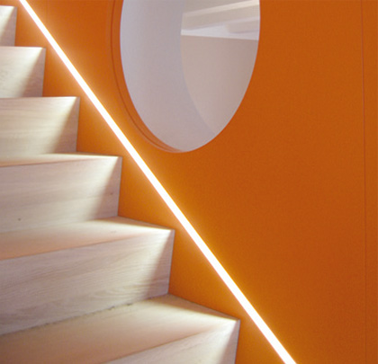 hinterschnittene Treppe, Treppe, Lichtleiste, Wandverkleidung, Material-und Farbkonzept