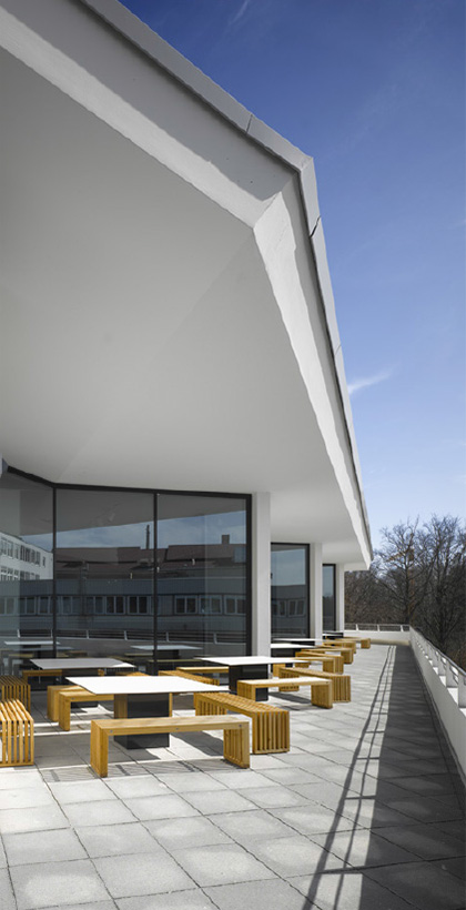 Terrassenmöbel, Terrasse des Mitarbeiterrestaurants mit Alpenpanorama